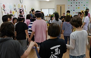 写真：ウィルキッズでのフォークダンスの様子です