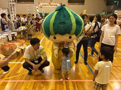 写真：かぼっちとハグする女の子