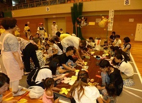 写真：作ってあそぼうの様子です