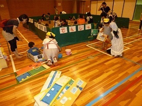 写真：電車ごっこの様子です