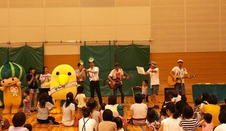 写真：絵本ライブの様子です