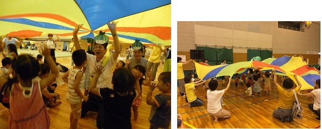 写真：パラシュート遊びの様子です