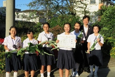 写真：天白中学校園芸部のみんなと区長です。