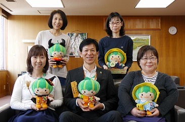 写真：かぼっちぬいぐるみを生み出してくれているみなさんと区長