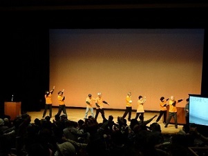 写真：てんぱく健康づくり隊の体操の様子です