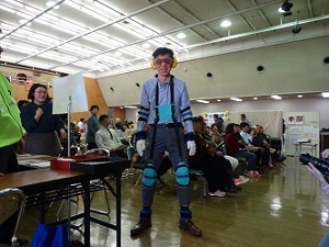 写真：区長が高齢者疑似体験に挑戦している様子です