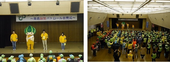 写真：講堂にいる全員でシュプレヒコールをあげる様子です