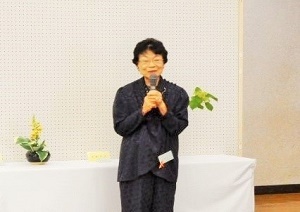 写真：浅野会長があいさつをする様子