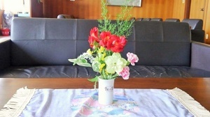 写真：区長室内に飾られた区長の作品