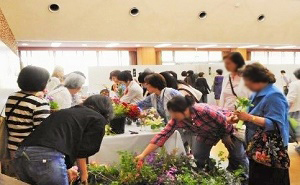 写真：生花を選ぶ参加者たち