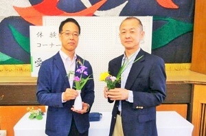 写真：天白警察署長と副署長が自身の作品をもって記念撮影