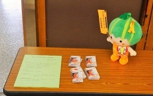 写真：キャンペーン用オレンジリボンが机の上に置いてある様子