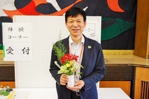 写真：区長が自身の作品をもって記念撮影