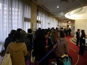 写真：開演前のホワイエの様子です