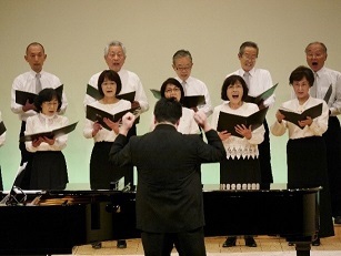 写真：混声合唱団アダージョの皆さんによる合唱の様子