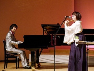 写真：星空ラマンの篠笛とピアノ演奏の様子