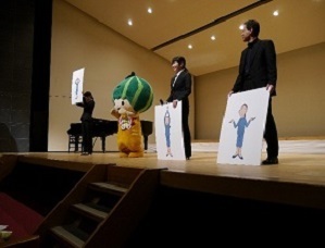 写真：てんぱくじゃんけんでじゃんけんのプラカードを上げている様子