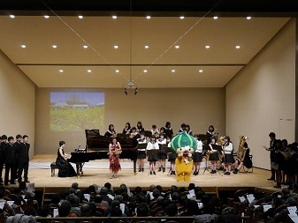 写真：かぼっちの指揮で会場全員で大合唱している様子