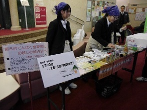 写真：若宮商業高校の生徒達がロビーで和菓子を販売している様子