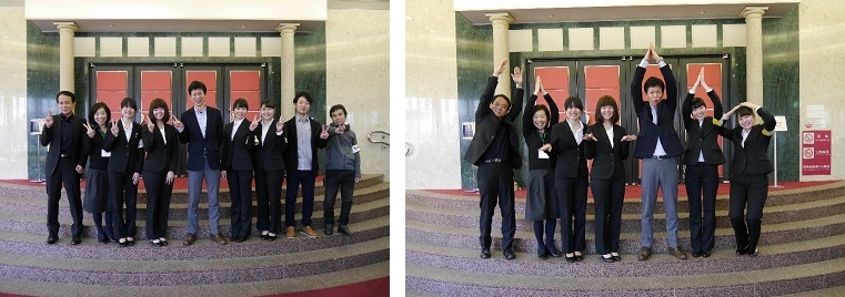 会場ロビーで名古屋学芸大学の学生と区役所職員の集合写真