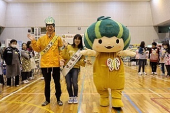 写真：会場の区長とかぼっち