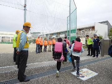 写真：初登校見守り隊