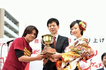 写真：姫まつりで優勝杯を手渡す区長