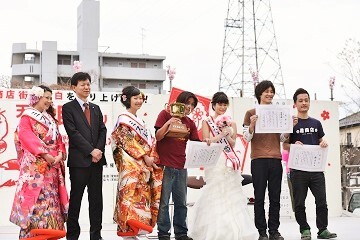 写真：天白姫たちと並ぶ区長