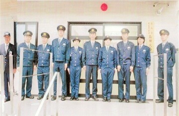 写真：島田交番の前で整列する警察官たち