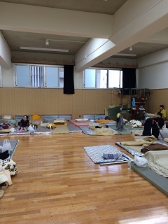 写真：熊本の避難所内の生活スペース風景