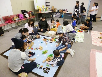 写真：ママカフェに参加する親子の様子