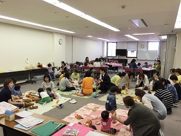 写真：ママカフェに参加する親子の様子2