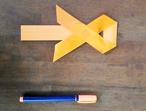 写真：区長挨拶用に特別に作られた大きなオレンジリボン