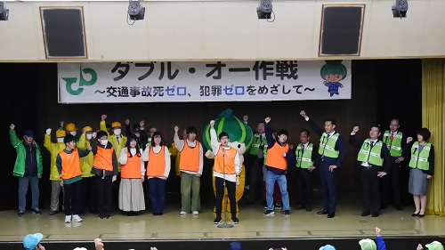 写真：名城大学ボランティア協議会の呼びかけで掛け声をかける様子