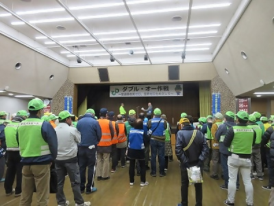 写真：区民代表者が宣言文を読み上げる様子