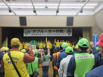 写真：名城大学ボランティア協議会の呼びかけで掛け声をかける様子
