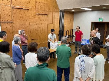 写真：ブースに分かれての説明の様子1