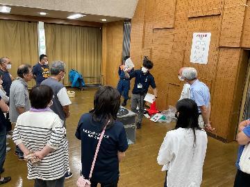 写真：ブースに分かれての説明の様子2