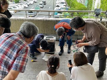 写真：ブースに分かれての説明の様子3