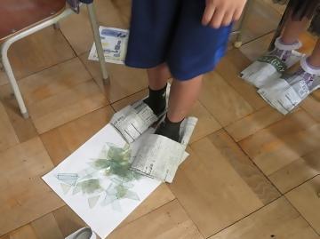 写真：新聞紙スリッパ