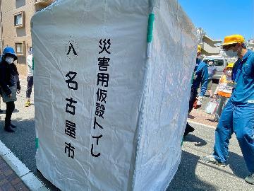 写真：仮設トイレ設置訓練の様子