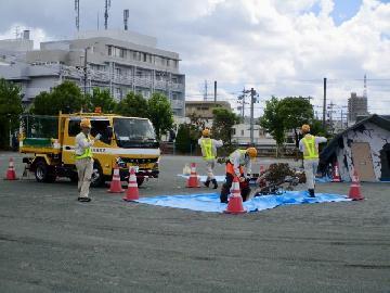 写真：道路応急復旧訓練