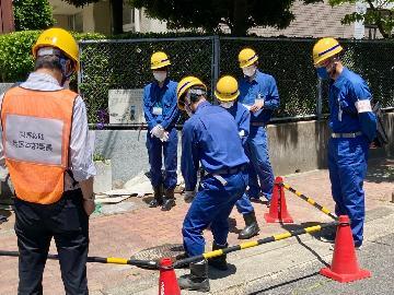 写真：地下式給水栓取扱訓練の様子