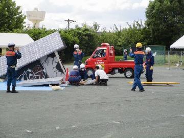 写真：倒壊建物からの要救助者救出訓練