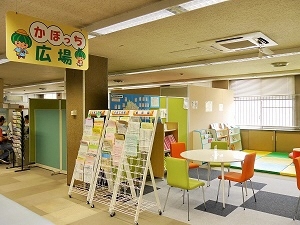 写真：チラシなどがまとめられたかぼっち広場の入り口風景