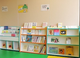 写真：かぼっち広場内の絵本等の本棚