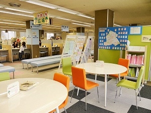 写真：かぼっち広場内のテーブルとイスおよび情報コーナーの風景