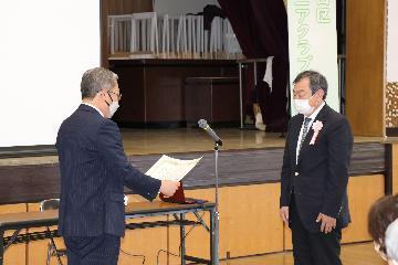 写真：天白区長から受賞者への感謝状贈呈の様子