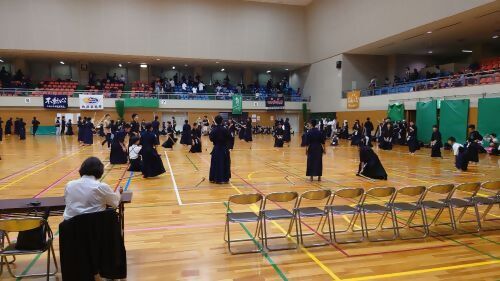 写真：大会開会式前稽古の様子