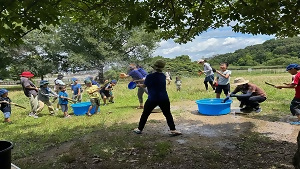 写真:竹水鉄砲を作り遊んでいる様子